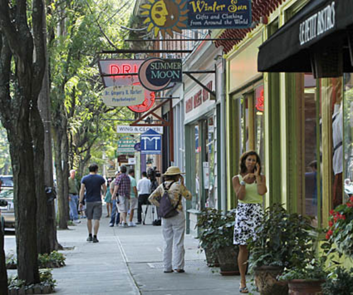 Die Trauung fand im über 100 Jahre alten Anwesen Astor Courts im 3000-Seelen Örtchen Rhinebeck im Hudson Valley, rund zwei Autostunden von New York entfernt, statt.