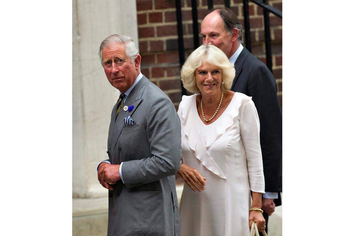 Williams Vater Prinz Charles und seine Frau Camilla hatten das Baby bereits einen Tag nach seiner Geburt im Krankenhaus in Augenschein genommen ...