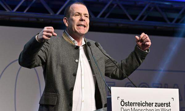 Als einzige der Parlamentsparteien hat die FPÖ ihren Spitzenkandidaten noch nicht offiziell gekürt, so weit sein soll es am 25. Februar. Freilich haben die Freiheitlichen längst auch öffentlich festgelegt, dass Generalsekretär Harald Vilimsky (52) eine weitere Periode in Brüssel bleibt. Auch die FPÖ schickt zumindest einen Neuling aus der Innenpolitik nach Brüssel, nämlich den langjährigen Nationalratsabgeordneten Roman Haider.