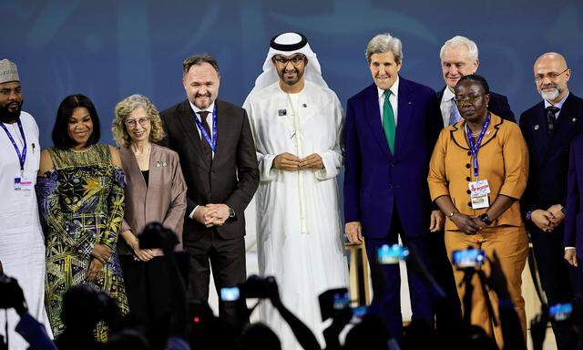 COP28-Präsident Sultan Al Jaber (Mitte) und Chefverhandler der USA John Kerry (4. v. r) machen sich für einen ambitionierten Deal bei der COP28 stark. Doch nicht unter allen Teilnehmern herrscht so viel Einigkeit. 