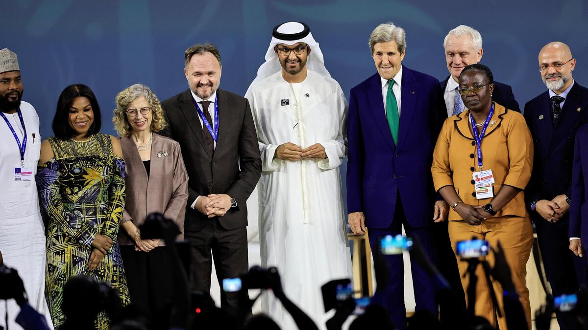 COP28-Präsident Sultan Al Jaber (Mitte) und Chefverhandler der USA John Kerry (4. v. r) machen sich für einen ambitionierten Deal bei der COP28 stark. Doch nicht unter allen Teilnehmern herrscht so viel Einigkeit. 