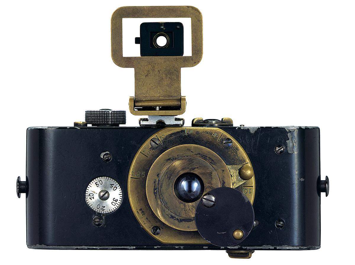 Die leichte, handliche Leica ebnete den Weg zur Street Photography. Auch Kriegsreporter wie Robert Capa nutzen sie. Capas berühmtestes Foto, jenes eines sterbenden Soldaten im Spanischen Bürgerkrieg, entstand mit einer Leica. Ur-Leica von 1914 (c) Leica Camera AG