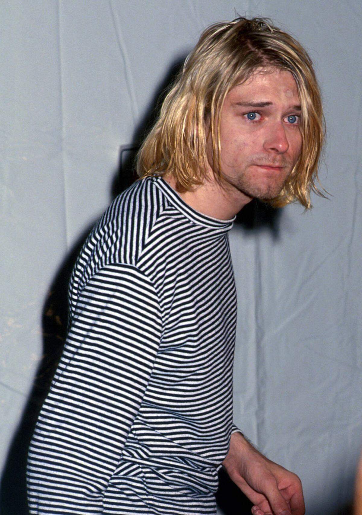 Verzerrte Gitarren, agressive Drums und von Weltschmerz und Wut geprägte Melodien: Mit dieser Mischung traf die Band Nirvana ins Herz einer Generation und wurde weltberühmt. Frontmann und Sänger Kurt Cobain ist heute ein Mythos. Er war 27, als er sich am 5. April 1994 in dem Zimmer über der Garage erschoss, erst drei Tage später wurde er gefunden. Die Nachricht, dass die Personifizierung des Grunge tot sei.