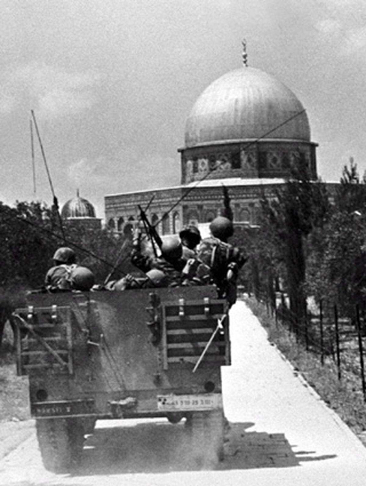 Im Sechstagekrieg vom Juni 1967 ringt Israel in einer Blitzaktion die Luftwaffen und Armeen Jordaniens, Ägyptens und Syriens nieder, erobert die Halbinsel Sinai bis zum Suezkanal, den Golan und die Westbank. Vor allem aber rücken die Israelis nach Jerusalem ein – in jene Stadt, die (nicht nur) ihnen als heilig gilt.