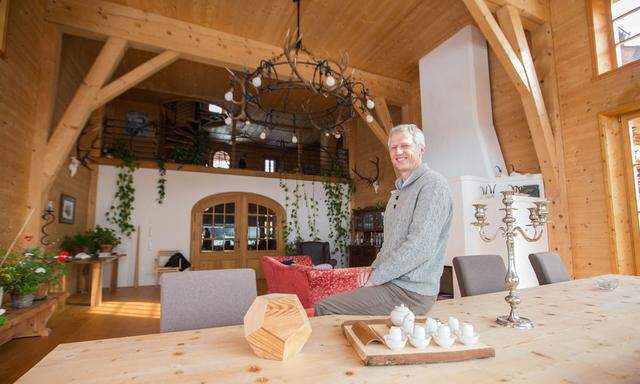 Viele verschiedene Holzarten für viele verschiedene Atmosphären: Erwin Thoma in seinem Haus in Goldegg. 