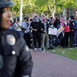 Die Polizei umzingelt Studenten in Kalifornien, die eine Universität „besetzen“ wollten.