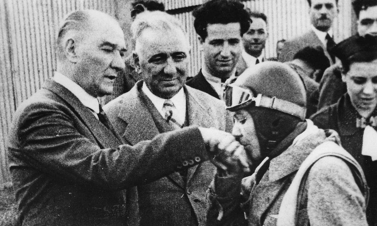 „In der Frauenfrage“, notierte Mustafa Kemal Atatürk 1918 in sein Tagebuch, „müssen wir kühn vorgehen [...] Sie sollen ihre Gehirne frei machen und sich mit ernsthafter Wissenschaft befassen.“  Die Stellung der Frau in der Türkei ist ambivalent. Dank den Atatürk'schen Reformen sind Frauen im öffentlichen, beruflichen, akademischen und im sozialen Leben sehr präsent – von Ärztinnen, Moderatorinnen bis hin zu Spitzenpolitikerinnen. Mit Tansu Çiller hatte die Türkei zwischen 1993 und 1996 die erste Ministerpräsidentin. Sabiha Gökçen, Adoptivtochter von Atatürk, war die erste Kampfpilotin der Welt (siehe Bild).