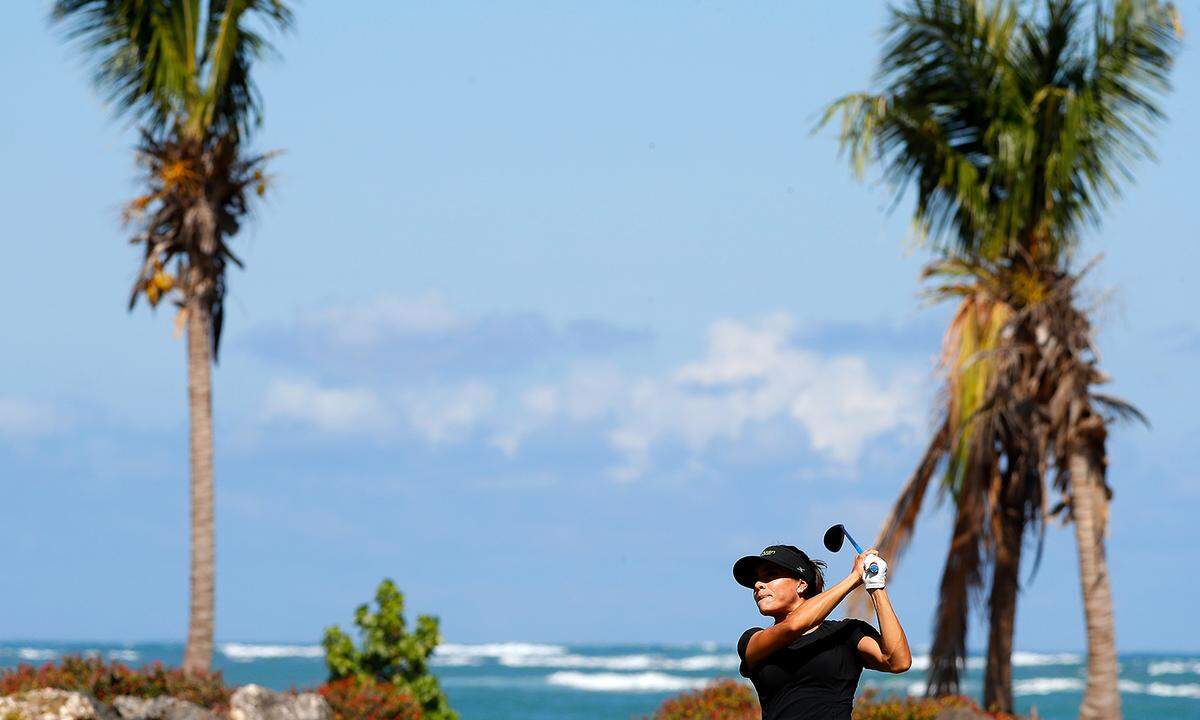 Das bekannte „Grün“ von Dorado, einem Küstenort im Norden Puerto Ricos, sind nicht etwa tropische Regenwälder, sondern perfekt gepflegte Golfplätze, die jährlich zahlreiche Besucher zum Abschlag locken. Surfer tummeln sich lieber auf den hohen Wellen im karibischen Meer. Nach so viel sportlicher Aktivität ist Erholung angesagt, die man am besten (und am exklusivsten) im Dorado Beach Hotel sucht – einem Inbegriff des Luxusurlaubes. Nicht nur der Luxus steigt in Dorado, auch die Airbnb-Buchungen: Ein Plus von 449 Prozent.