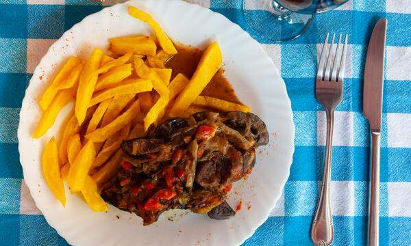 Da der Mensch aus Fleisch und Blut besteht, lade ich Sie nun zu Ossobuco ein. Ich darf Sie in die Küche bitten?