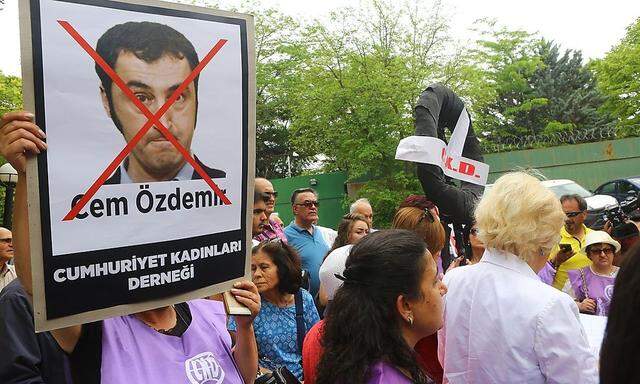 Ein Bild von Protesten vor der deutschen Botschaft in Ankara - Cem Özdemir unterstützt die Armenien-Resolution des Deutschen Bundestag, dessen Familie wird in der Türkei deswegen angefeindet.
