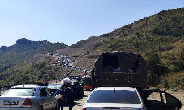Endlose Kolonnen verlassen Berg-Karabach nach Westen Richtung Armenien.