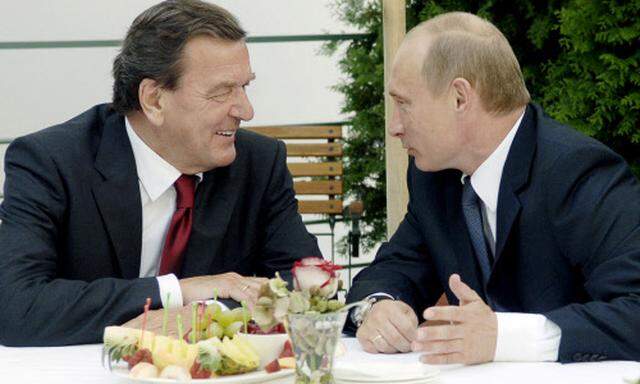Ein altes Archivfoto: Gerhard Schröder und Wladimir Putin bleiben Freunde