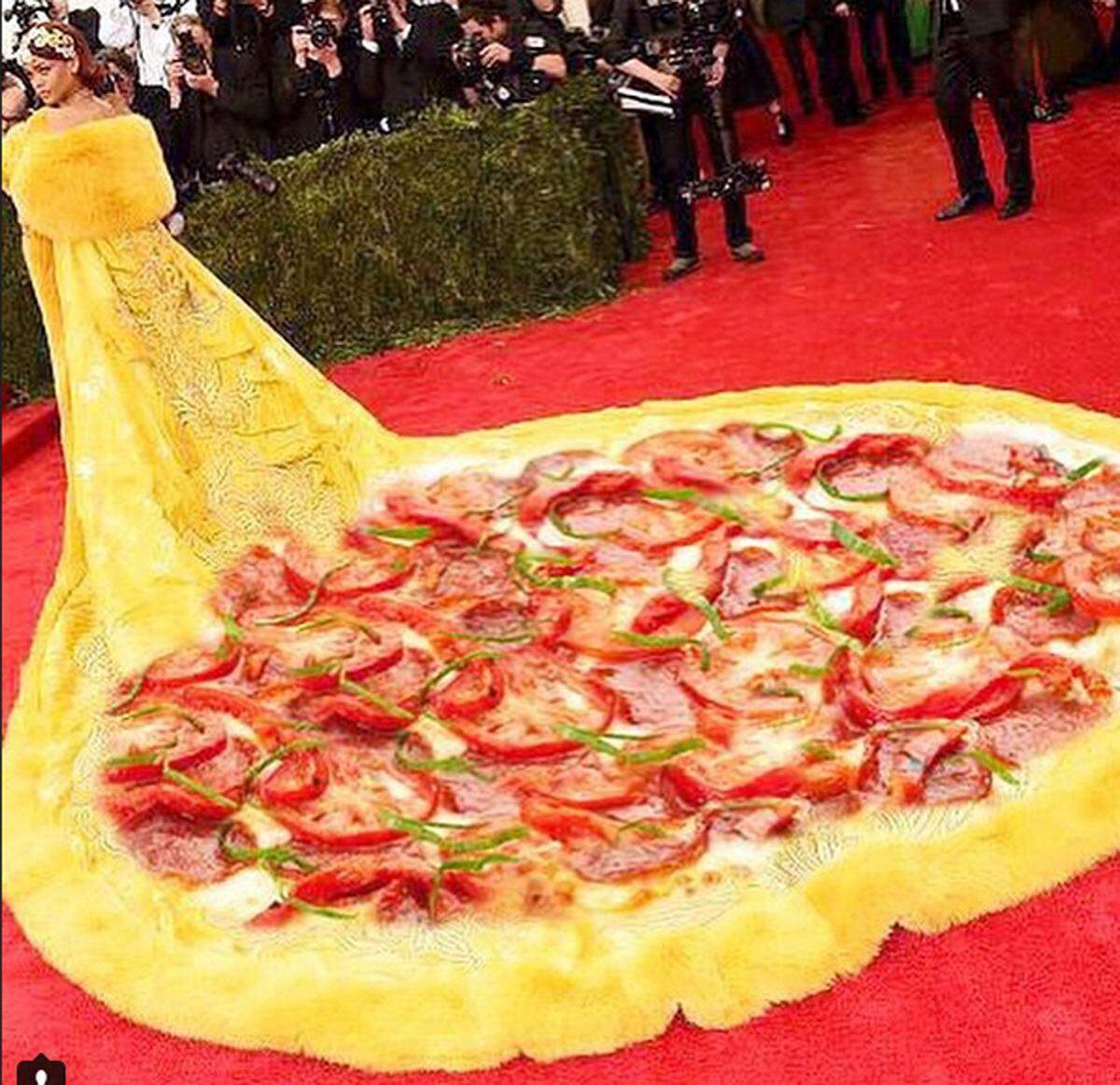 Das wohl auffälligsten Kleid der Met-Gala trug Rihanna. Der überlange Mantel in Kanariengelb von Designer Guo Pei hat die Internet-Gemeinde zu einigen Memes inspiriert. Mit dabei: Pizza, Eierspeise und Spongebob.