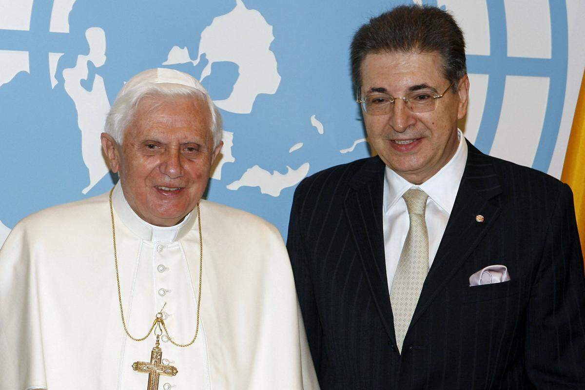 Die mazedonische Regierung hat den einstigen Außenminister und Diplomaten Srgjan Kerim (1948 geboren) für das Amt des Generalsekretärs zu nominieren. Kerim, ein ehemaliger jugoslawischer Diplomat, war in den Jahren zwischen 1994 und 2000 zuerst in Deutschland und danach in der Schweiz als Botschafter Mazedoniens tätig. 2000 übernahm er für ein Jahr das Außenministeramt in Skopje. Zwischen September 2007 und 2008 war Kerim (im Bild mit Papst Benedikt XVI. im Jahr 2008) Vorsitzender der UNO-Vollversammlung. Kerim werden kaum Chancen auf den Posten zugerechnet.