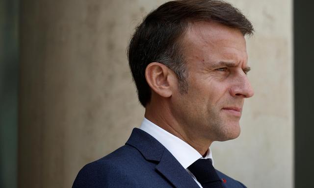 Emmanuel Macron wird die Verfassung von Frankreich so auslegen, dass er den Rest der Amtszeit über die Runden kommt.