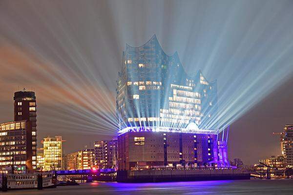 Nach Jahren der Rückschläge wurde die spektakuläre Elbphilharmonie in Hamburg mit einem Auftaktkonzert tatsächlich eröffnet. Am Mittwoch war der Große Saal mit seinen 2100 Plätzen an der Reihe, tags darauf folgt der Kleine mit seinen gut 500 Sitzen.