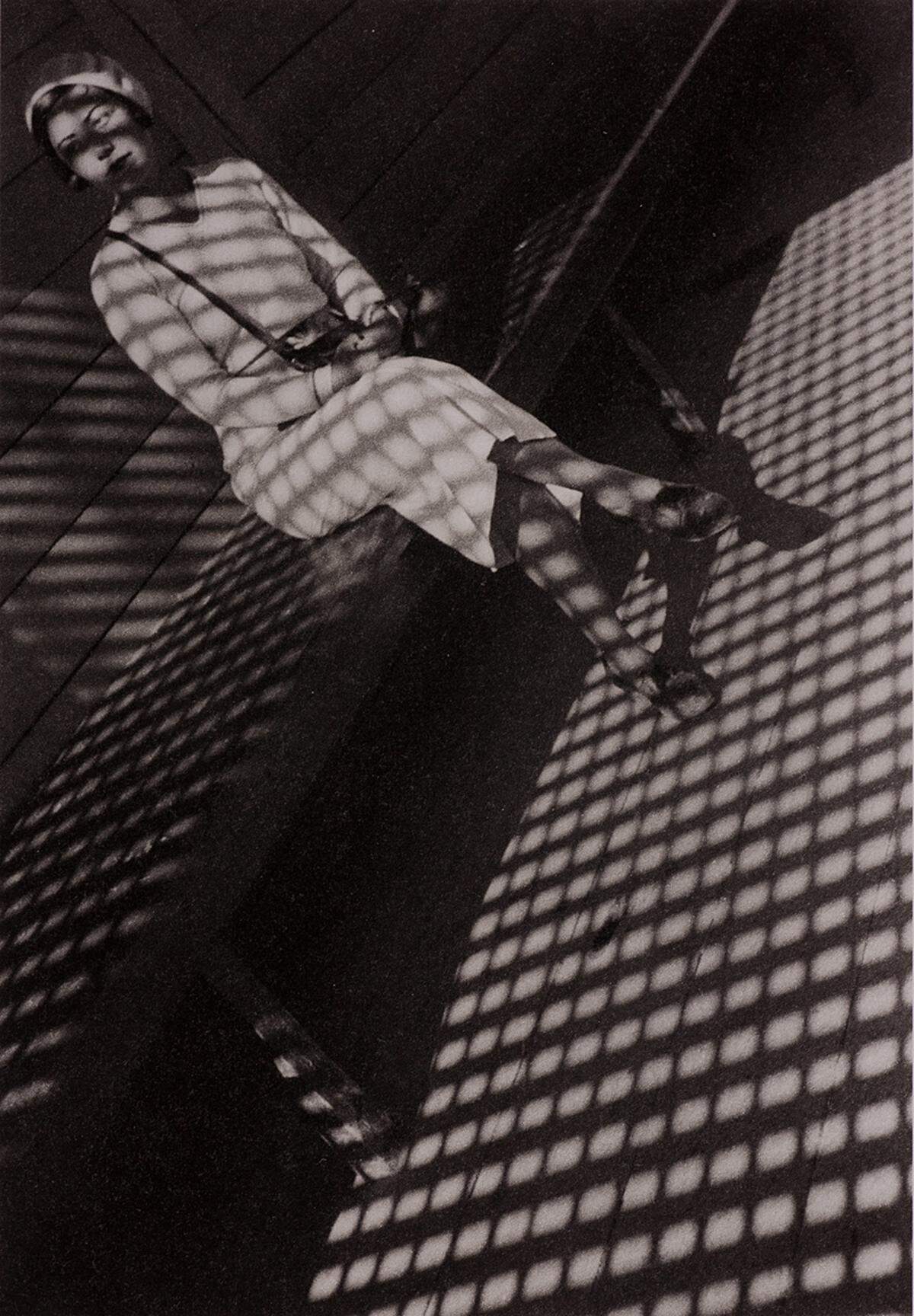 "Mädchen mit Leica" ist das Lieblingsbild von Westlicht-Chef Peter Coeln. "Es war genau dieses Bild, 'Mädchen mit Leica' von 1934, das ich vor mehr als 20 Jahren bei einer Christie's Auktion gesehen habe, lange bevor ich begonnen habe, mit Kameras zu handeln", so der Fotografie-Experte im "Presse"-Interview. "Es ist also tatsächlich mein 'Schlüsselbild'. Ich war damals Werbefotograf und habe hier begriffen, dass man auch in der Fotografie einen künstlerischen Anspruch erheben kann. Gleich darauf habe ich meine erste Leica gekauft, die erste, wie Rodtschenko sie auch benutzte." Alexander Rodtschenko: "Mädchen mit Leica". 1934  Sammlung Museum Moskauer Haus der Fotografie / Multimedia Art Museum Moskau (c) A. Rodtschenko – W. Stepanova Archiv (c) Museum Moskauer Haus der Fotografie