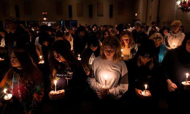 Gedenken an die Opfer des Schussattentats an der High School in Michigan 