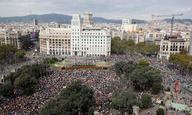 Demonstranten versammelten sich am Montag auf der Plaza de Cataluya in Barcelona.