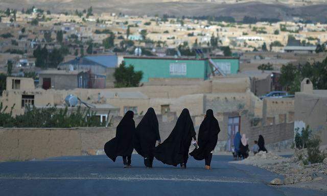 Auf freiheitsliebende afghanische Bürger, insbesondere auf Frauen, könnten schon bald wieder sehr harte Zeiten zukommen – unter der Knute und unter der Burka.