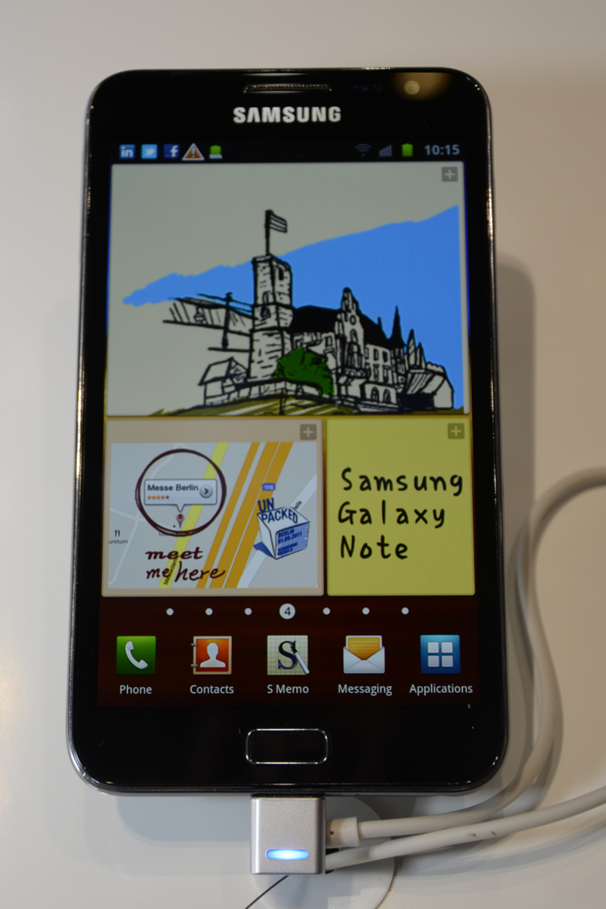 Auch Kartenausschnitte und andere Screenshots lassen sich so verzieren. Das Ergebnis kann am Homescreen wie ein Post-It angeheftet werden.