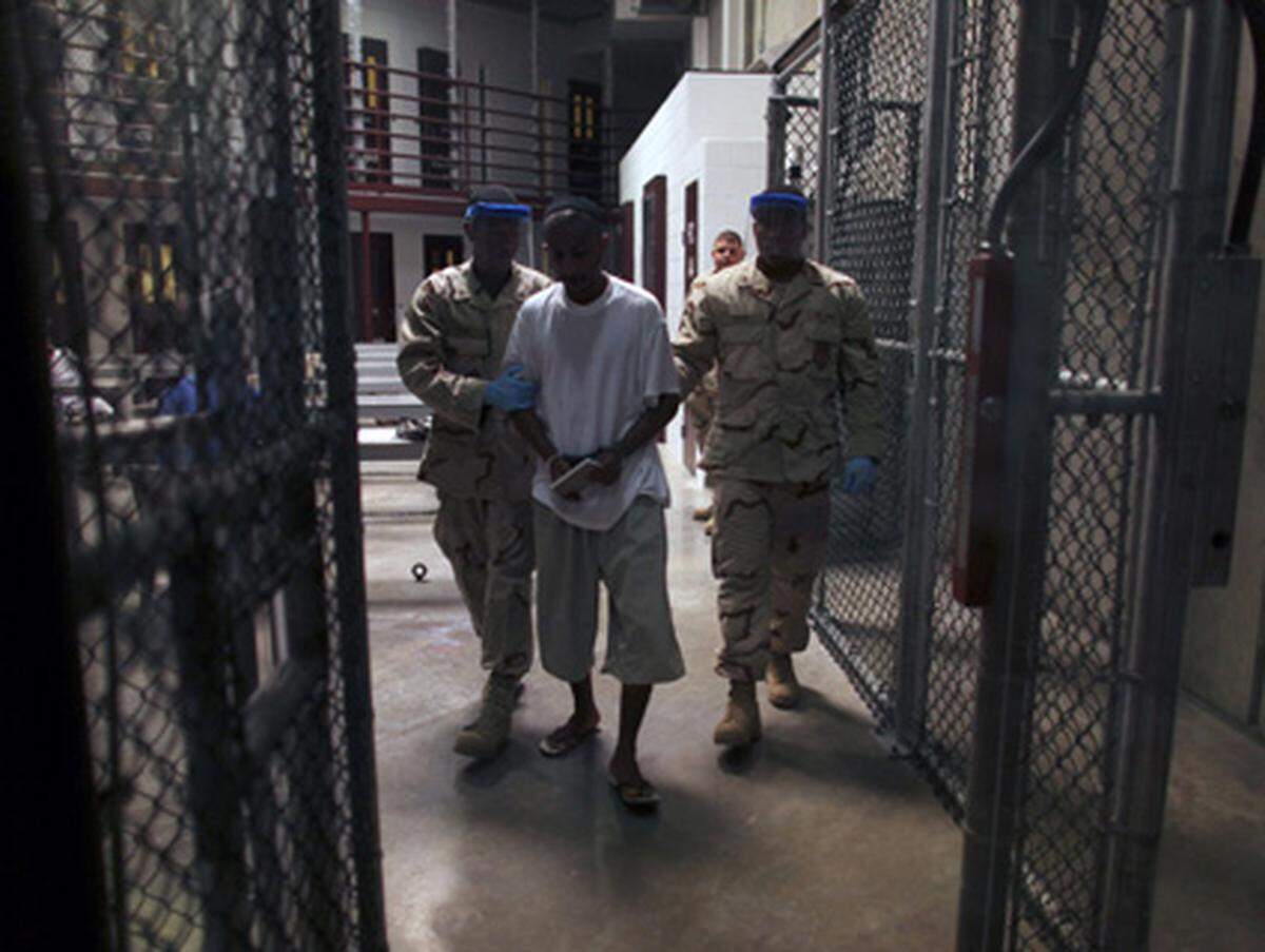 US-Präsident Barack Obama ordnete kurz nach seiner Amtsübernahme im Jahr 2009 an, das Lager zu schließen. Er nannte den 20. Jänner 2010 als Datum - die Frist verstrich ohne Schließung. Das Hauptproblem war es, Staaten zu finden, die bereit sind, ehemalige Guantanamo-Gefangene aufzunehmen.