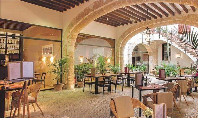 Im Patio des 700 Jahre alten Gebäudes, das das Cancera-Hotel beherbergt, ist es auch im heißesten Sommer kühl 