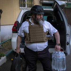 Rabbiner Yosef Wolff versorgt seine Gemeindemitglieder in Cherson mit Wasser, Lebensmitteln und Medikamenten.
