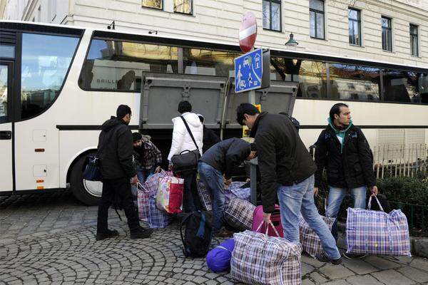 76 Tage haben die Asylwerber in der Wiener Votivkirche ausgeharrt - dann folgte im März die Übersiedelung in das Wiener Serviten-Kloster.