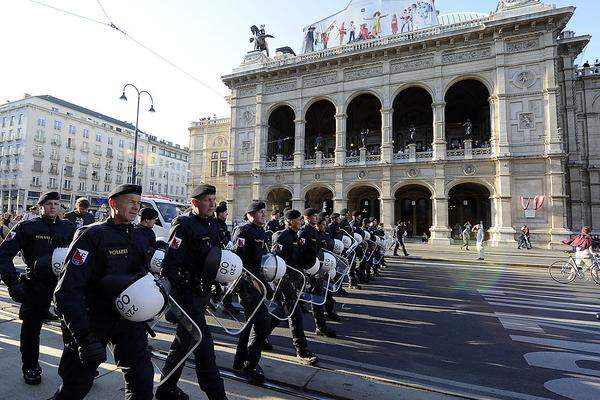 Rund 1500 Polizisten waren in der Innenstadt im Einsatz bzw. in Bereitschaft.