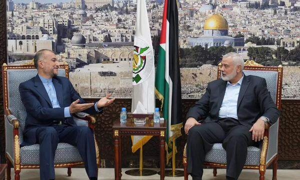 Irans Außenminister Hossein Amir-Abdollahian und Hamas-Chef Ismail Haniyeh bei ihrem Treffen in Katar. Nun reiste Haniyeh nach Teheran. 