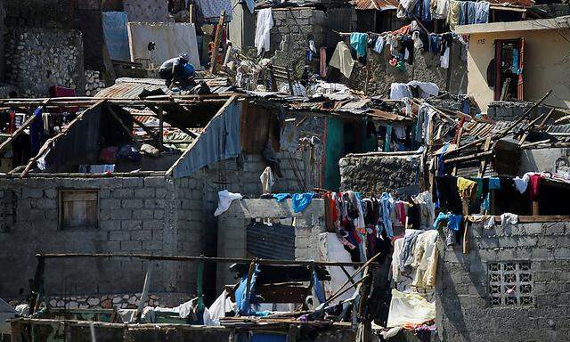 Menschen auf Haiti versuchen ihre Häuser zu reparieren.