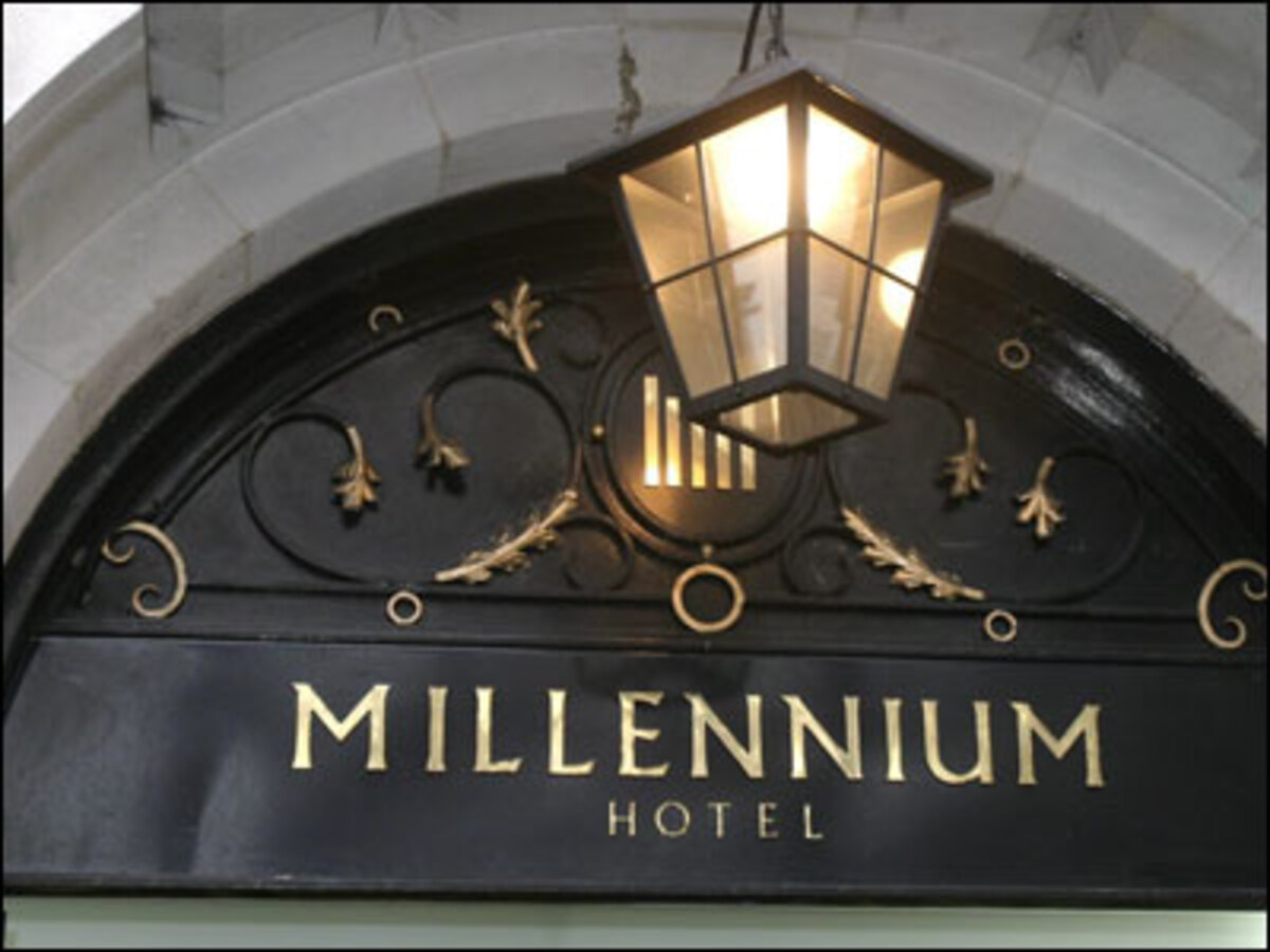 Die britische Polizei konzentriert ihre Ermittlungen auf das Londoner Hotel Millennium. Die Gesundheitsbehörden rufen die rund 250 Menschen, die sich zwischen dem 31. Oktober und dem 2. November in der Bar des Hotels aufgehalten haben, dazu auf, sich auf Polonium 210 testen zu lassen. In dem Hotel hatte Litwinenko russische Kontaktmänner getroffen. Der Gesundheitszustand des ebenfalls radioaktiv vergifteten Kontaktmannes Dimitri Kowtun wurde als ernst bezeichnet.