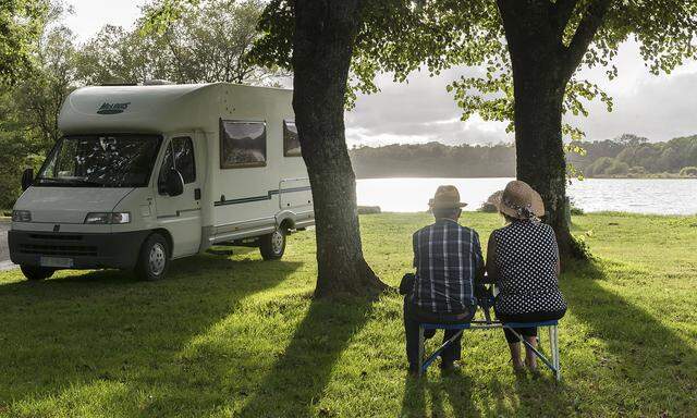camper van, motor caravan, motor home, RV, recreational vehicle; pond of Priziac Priziac (Brittany, north-western France