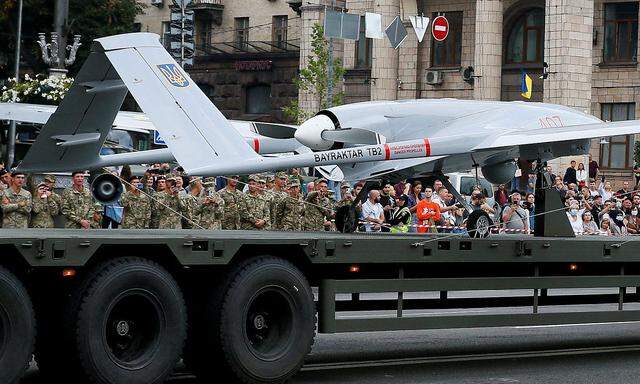 Eine türkische Bayraktar-Drohne bei einer Militärparade in Kiew.