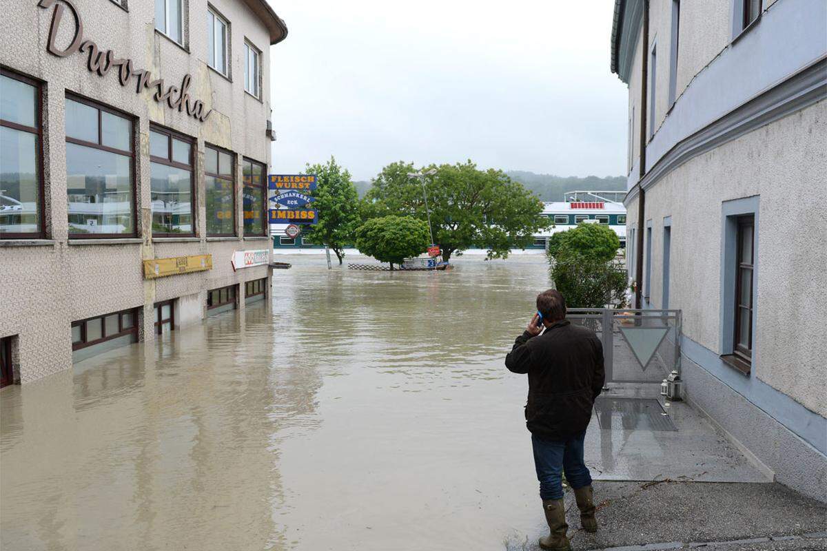 "Man hat uns - im wahrsten Sinn des Wortes - absaufen lassen", sagt Anton Gruber. Der Bürgermeister der 1600-Einwohner-Gemeinde Marbach unterhalb von Maria Taferl am linken Donauufer macht kein Hehl aus seiner Frustration.  >>Mehr dazu