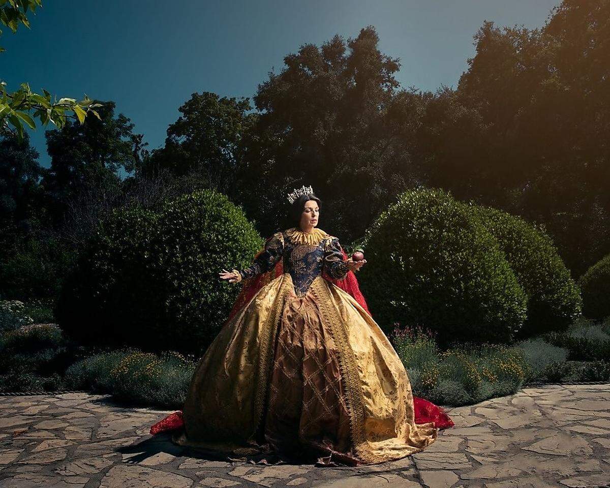 Denn der US-amerikanische Fotograf Tony Ross geht in seiner Fotostrecke auf Zeitreise - und nimmt uns freundlicherweise dabei mit. Die jungen Prinzessinnen aus dem Disney-Universum werden dabei zu staatstragenden Queen mums.