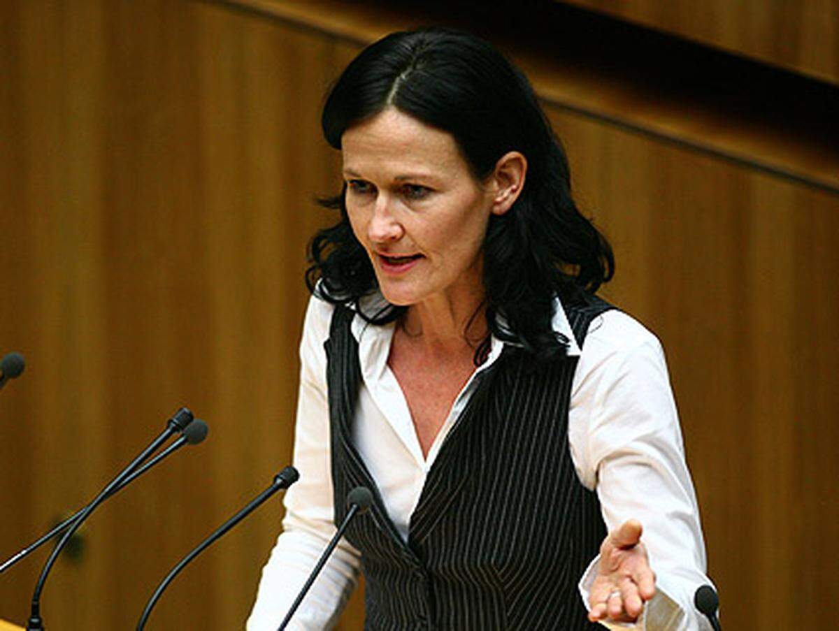 Grünen-Vizechefin Eva Glawischnig forderte eine Entschuldigung oder den Rücktritt von FPÖ-Bundesparteiobmann Heinz-Christian Strache, der den EU-Reformvertrag mit dem Anschluss an Nazi-Deutschland verglichen hatte.