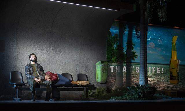 Poetische Tristesse: Orlando (Countertenor Christophe Dumaux) an einer abgefuckten Busstation mit animierter Bierwerbung. 
