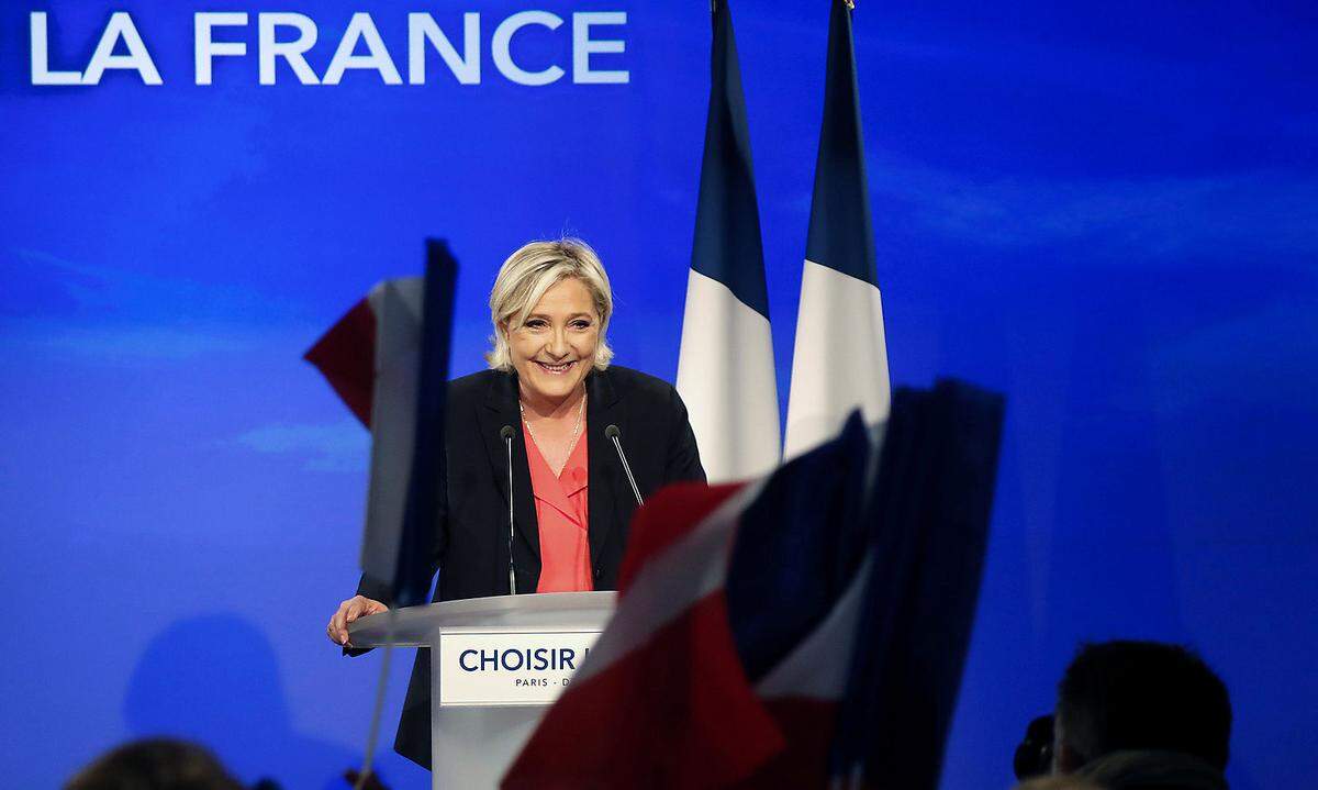 Zudem gaben 43 Prozent der Wähler in der Umfrage an, Macron gewählt zu haben, um die FN-Chefin Le Pen zu verhindern. Frankreich habe am Sonntag für Kontinuität gestimmt, erklärte Le Pen am Abend. Das Land sei gespalten zwischen Patrioten und Globalisierern. Ihr Abschneiden als Kandidatin des Front National sei historisch, ihre Partei sei nun die wichtigste Oppositionskraft in Frankreich. 