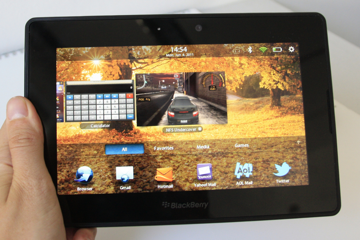 Bei Spielen und anderen bewegten Inhalten zeigt sich auch das volle Potenzial des Multitasking: In den kleinen Vorschaubildern bleibt die App aktiv - sogar das Auto in Need for Speed lässt sich weiterhin lenken.