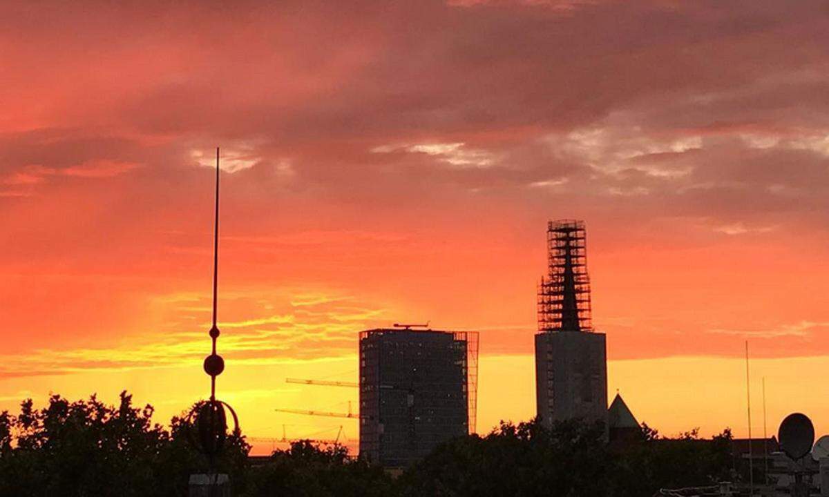 Hier, in den meisten Zimmern und vor allem von der sehenswerten Dachterrasse des Hotels gibt's den einmaligen Blick auf die Weser sowie die Schlachte-Promenade. Mit Prosecco in der Hand kann da schon leichtes Dekadenzgefühl aufsteigen: „Ihr da unten, wir hier oben.“ www.hotel-ueberfluss.de