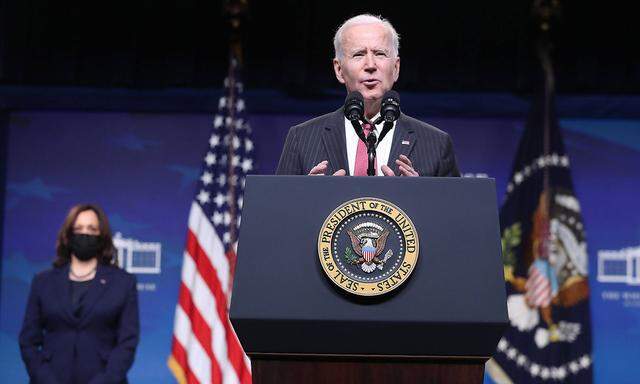 US-Präsident Joe Biden, und Vice-Präsidentin Kamala Harris im Hintergrund