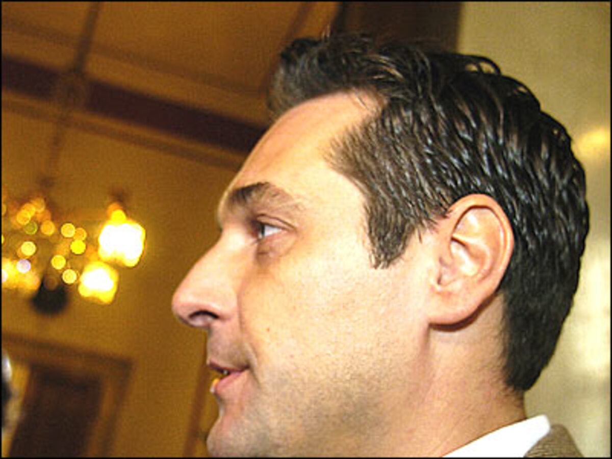 "Andere Mehrheiten zuzulassen ist gelebter Parlamentarismus, die ÖVP empfindet es aber offenbar als Majestätsbeleidigung, wenn sie überstimmt wird. (..) Es ist jedenfalls längst an der Zeit über Inhalte zu reden und nicht nur über persönliche Befindlichkeiten."FP-Chef Heinz-Christian Strache