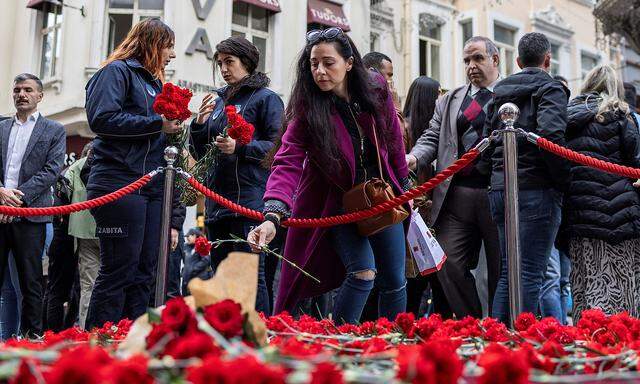 Am Tatort im Zentrum der türkischen Metropole Istanbul gedachten viele Menschen der Opfer des Anschlags vom Sonntag.