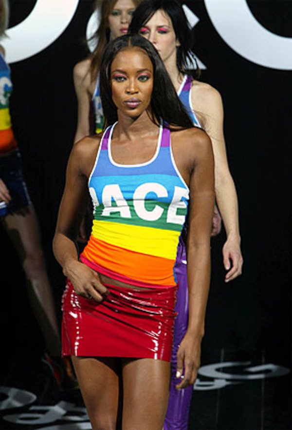 Präsentation und Posing liegen ihr aber von Beginn an im Blut. Ihr erster öffentlicher Auftritt: Mit acht Jahren tanzt sie in Bob Marleys Video zu "Is this love?".