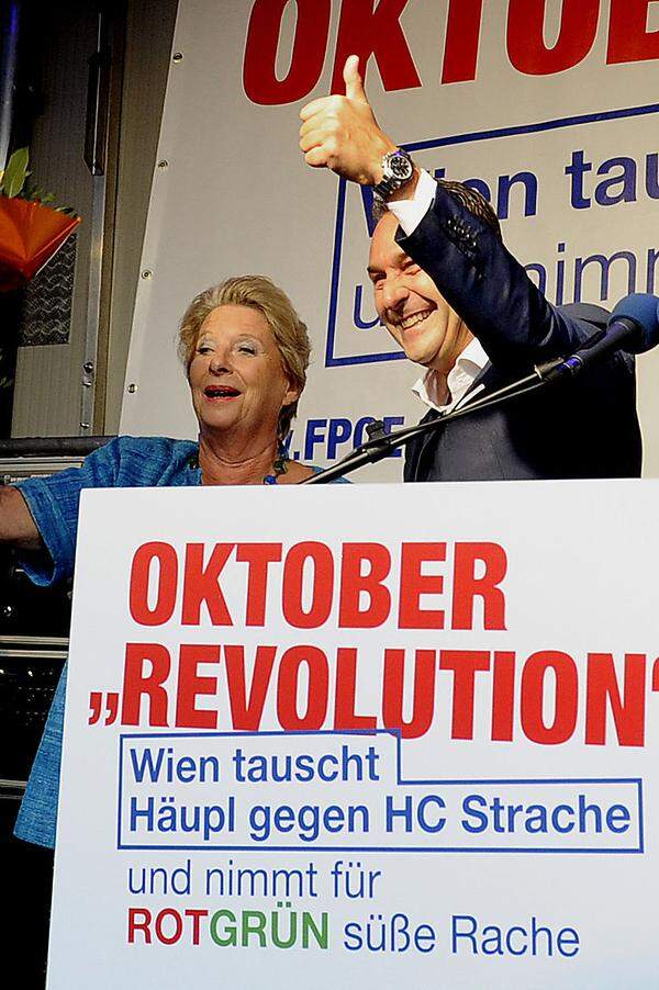 In der neuesten Wahlkampagnen - jene für die Wien- und davor für die Oberösterreich-Wahl - setzte der zweifache Vater vor allem auf den Kampf gegen Rot-Grün in Wien und nutzte auch das aktuelle Asyl-Thema, um seine Wähler zu mobilisieren. EU und Regierung warf er wiederholt "völliges Versagen" in der Flüchtlingspolitik vor, umstrittene Plakate zum Thema Ausländer oder Migration blieben - anders als in der Vergangenheit - aber aus.   Allerdings rief Strache in Wien via Plakat-Kampagne eine "Oktober-Revolution" aus, die an den Urnen stattfinden soll: "Wien tauscht Häupl gegen HC Strache und nimmt für Rotgrün süße Rache", heißt es dort in altbekannter Reimform.   (Bild: Strache und Ursula Stenzel)