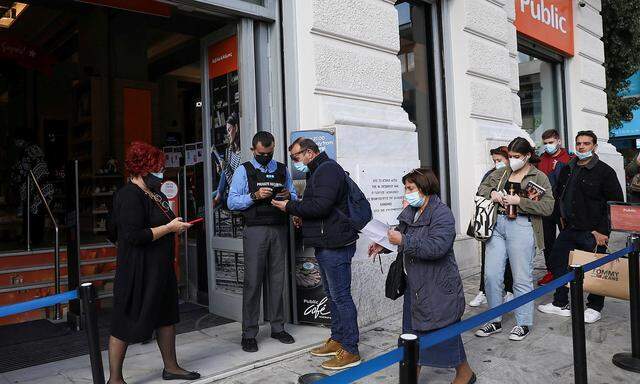 Archivbild: Impfpasskontrolle vor einem Geschäft in Athen Mitte November.