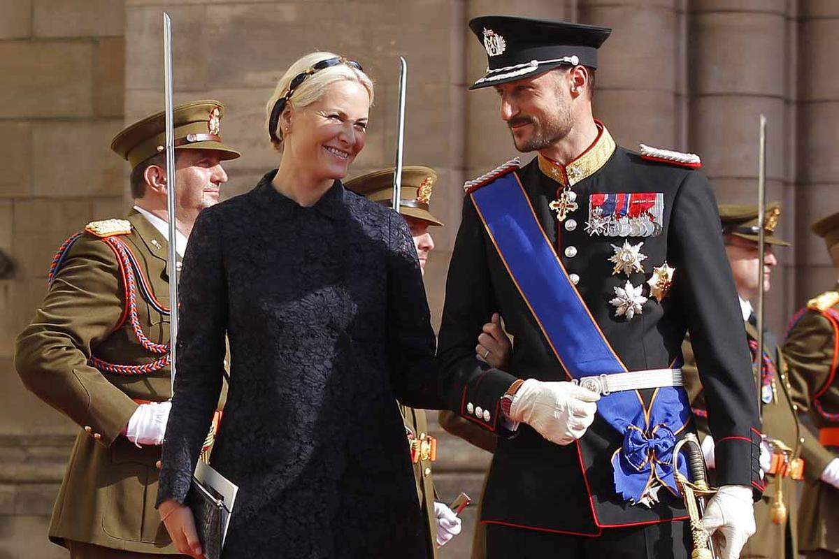 Prinzessin Mette-Marit und Kronprinz Haakon trugen Schwarz, um der im September verstorbenen Königstochter Prinzessin Ragnhild zu gedenken.