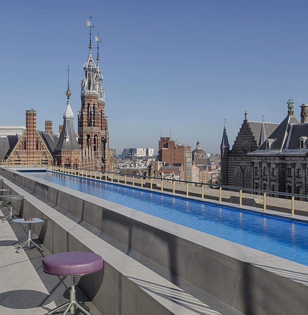 Einen Rooftop-Pool der etwas anderen Art hat das W Hotel in Amsterdam zu bieten.